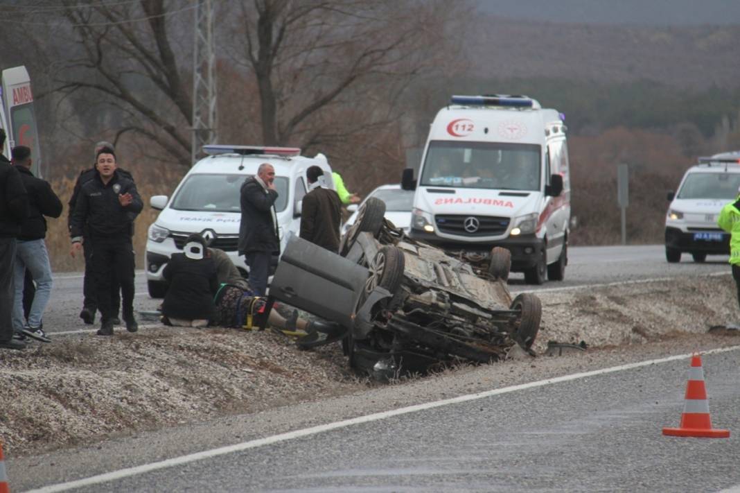Konya'da feci kaza! Refüje devrilerek ters döndü: 6 yaralı 4